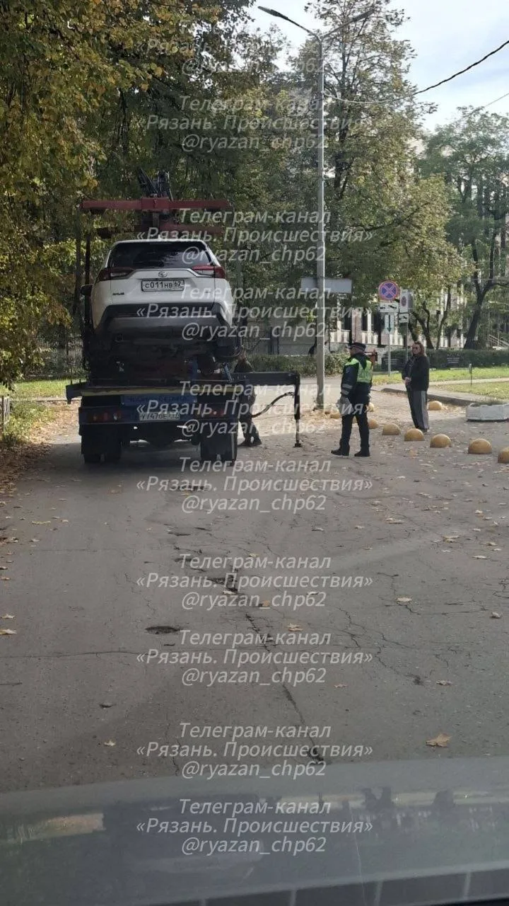 Около стадиона «Локомотив» начали эвакуировать автомобили.