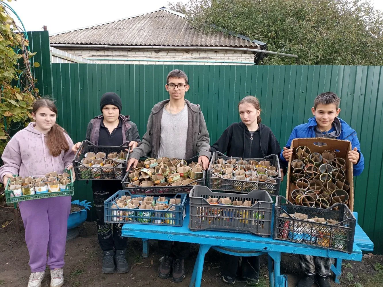 Ребята Хмелевской школы под руководством советника директора по воспитанию Наталии Ишто...