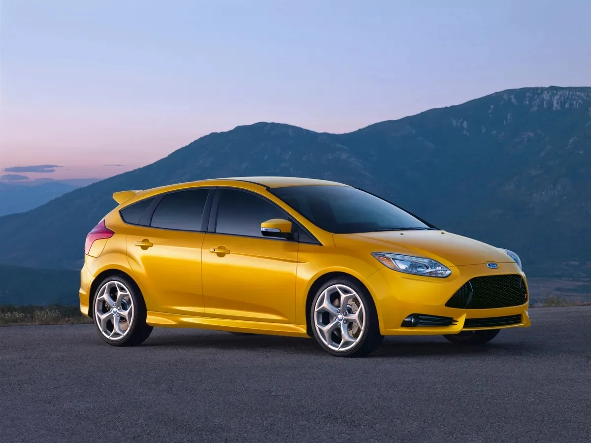 Ford Focus и Hyundai Solaris вошли в число самых популярных подержанных машин в Ленобласти