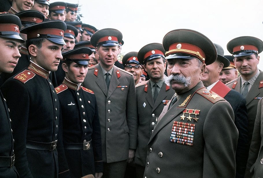 Сам Будёный на встрече с суворовцами. Вот это усищи!