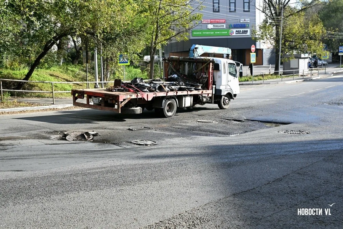 Улицу Калинина второй месяц заливает канализация, размывая дорогу