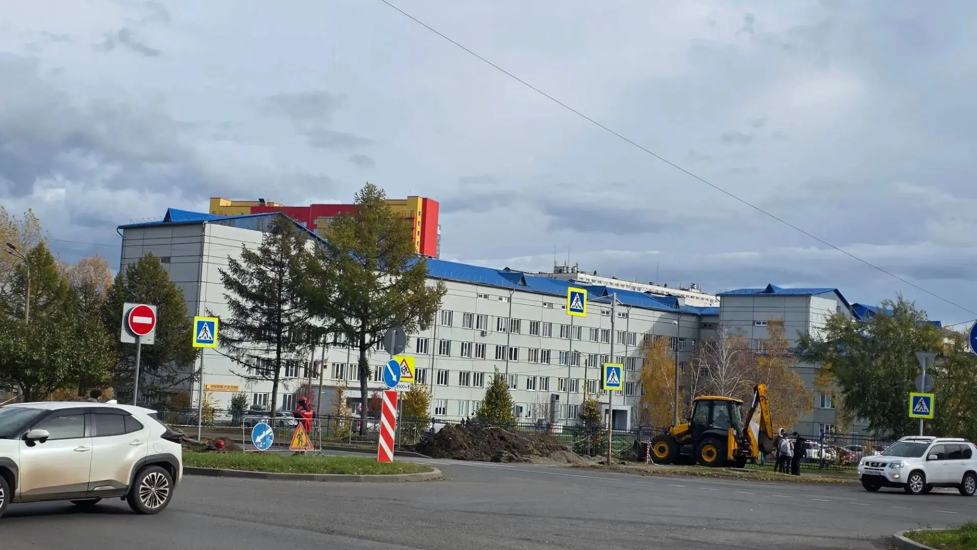 Возможно строительный забор-сетка стали причиной аварии, как сообщают нам подписчики.