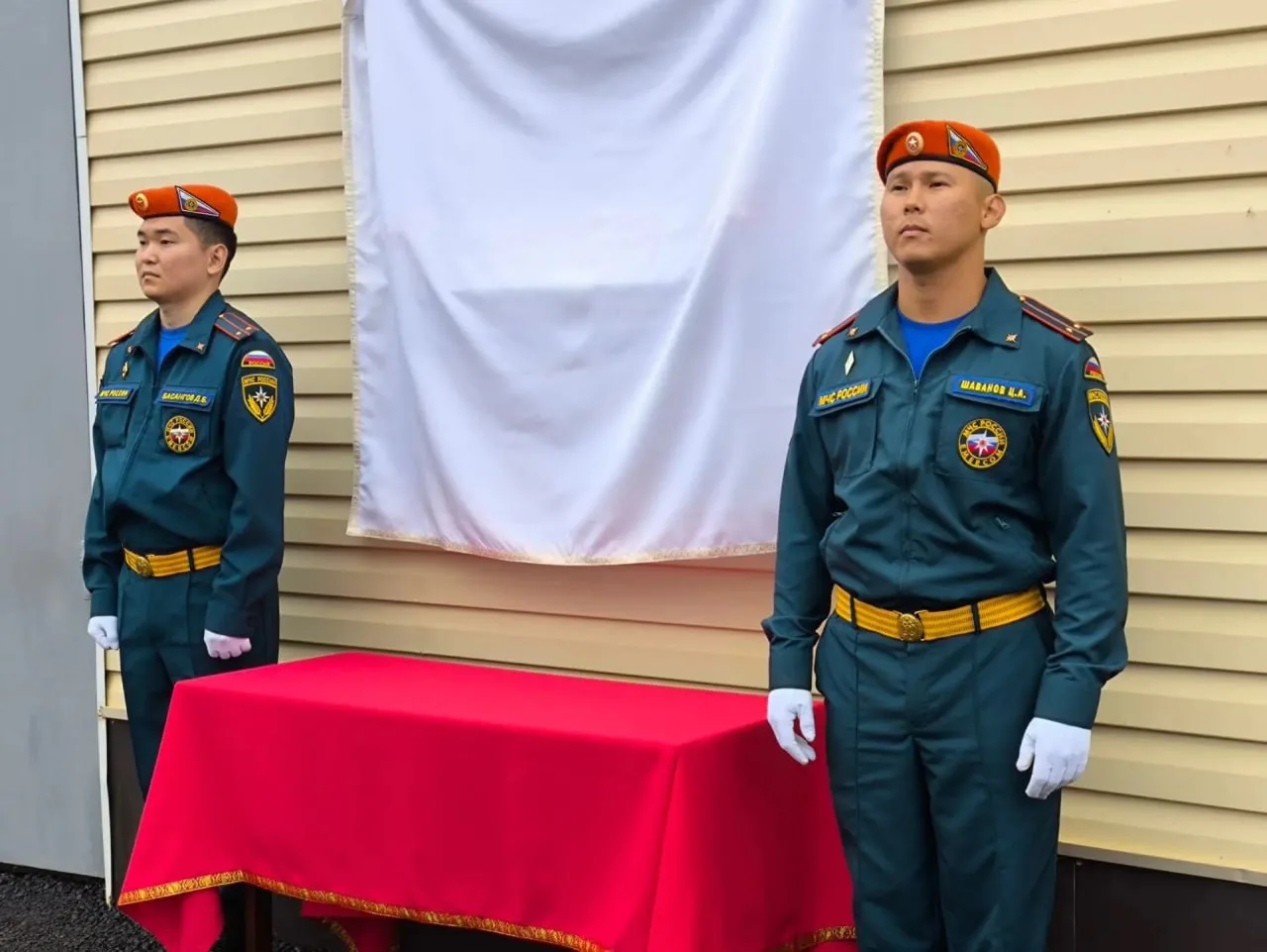 В эти минуты в Лагани у пожарной части №2 начинается торжественное мероприятие, посвяще...