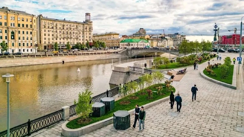 🌿 На Болотной набережной открыли пешеходный мост