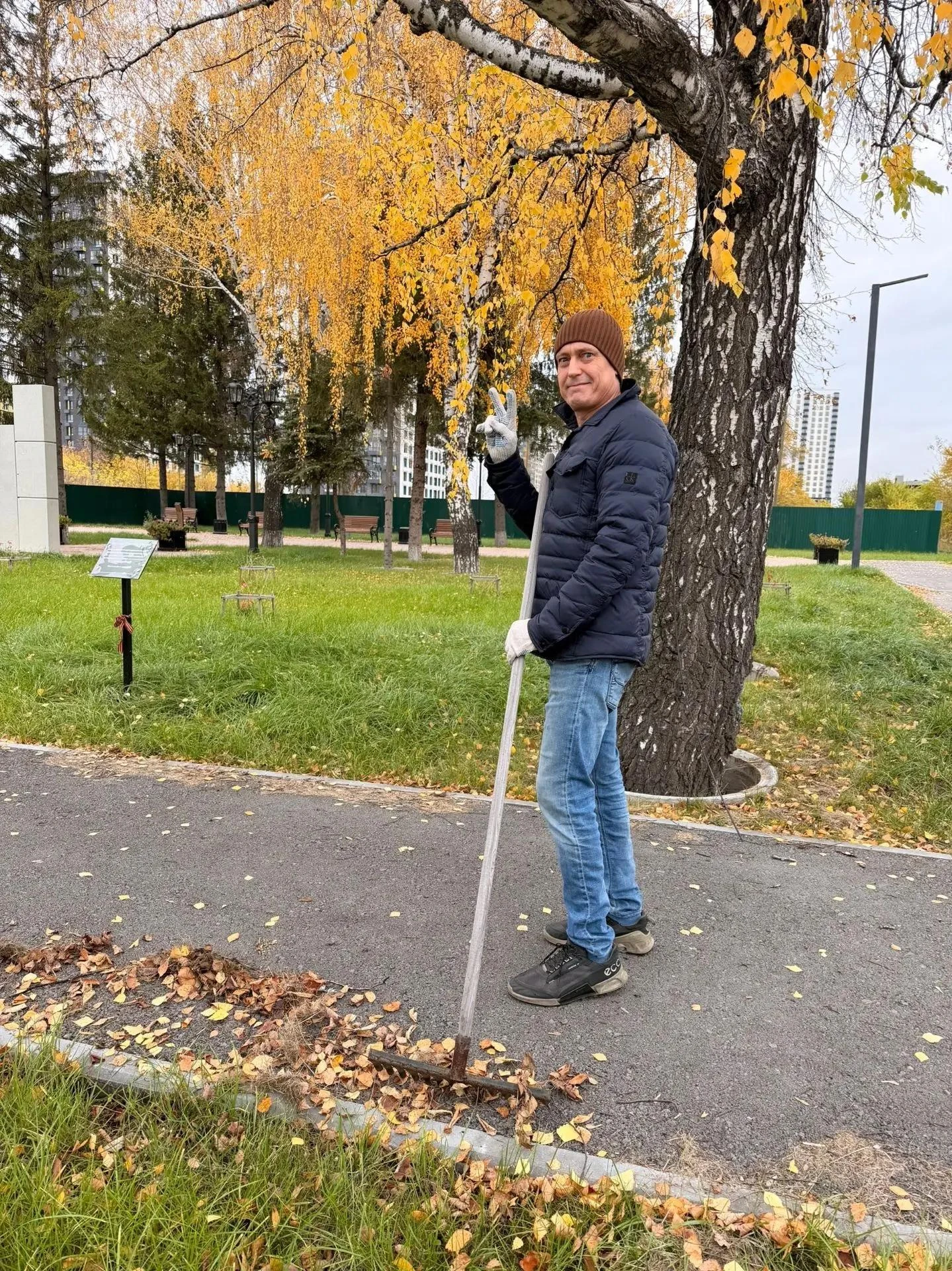 Забота о городе — в традициях: сотрудники АО «ГМС Нефтемаш» навели порядок у памятника ...