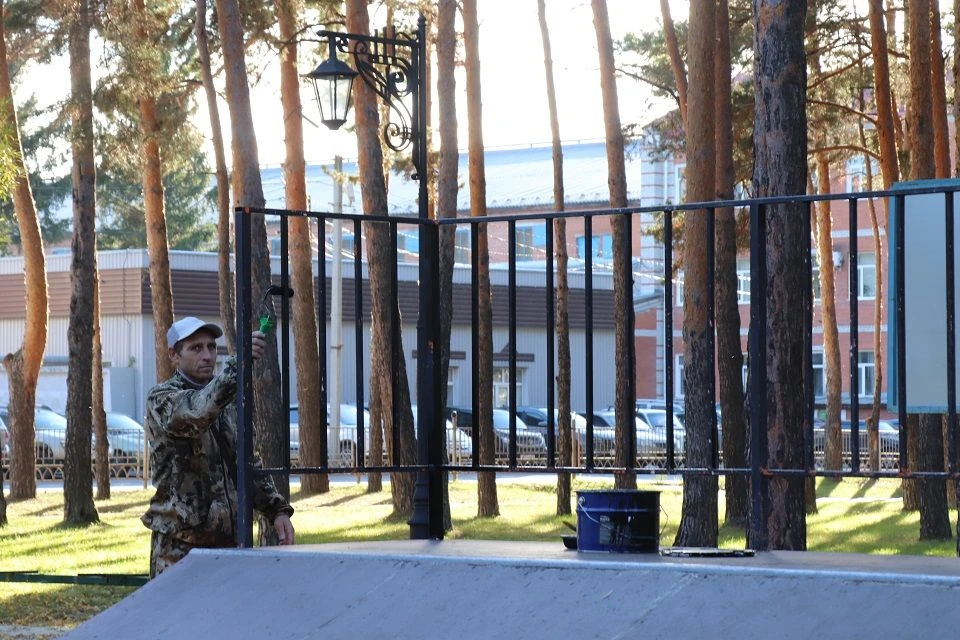 В парке машиностроителей – любимом месте отдыха земляков – идёт небольшой ремонт.