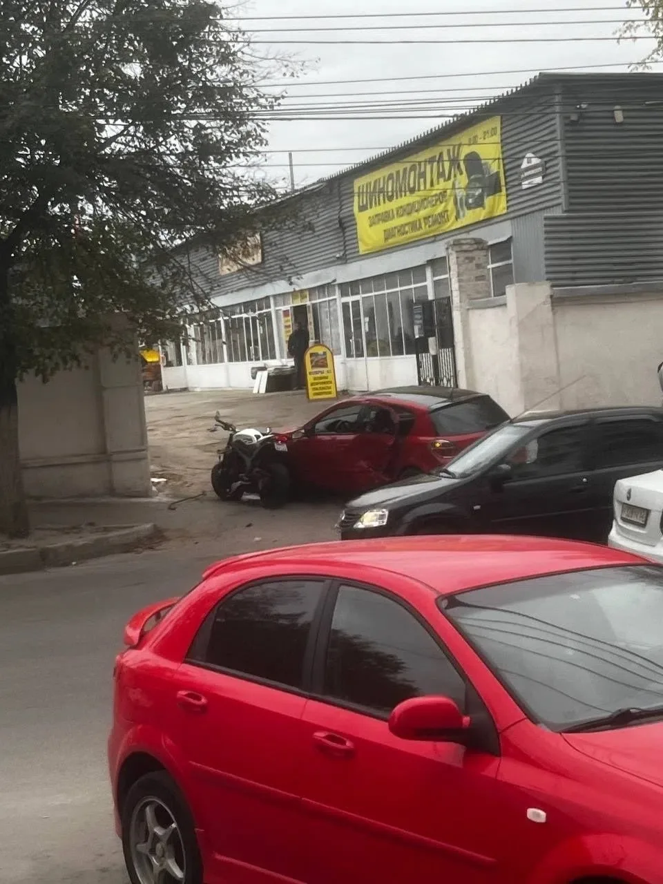 На улице Маяковского, недалеко от Центрального рынка в Рязани, мотоциклист столкнулся с...