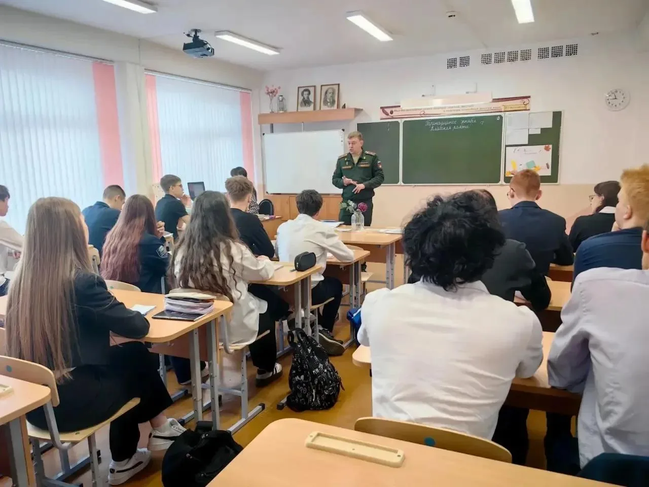 🎓 14 октября 11Л классе состоялось профориентационное занятие с представителем Военной...