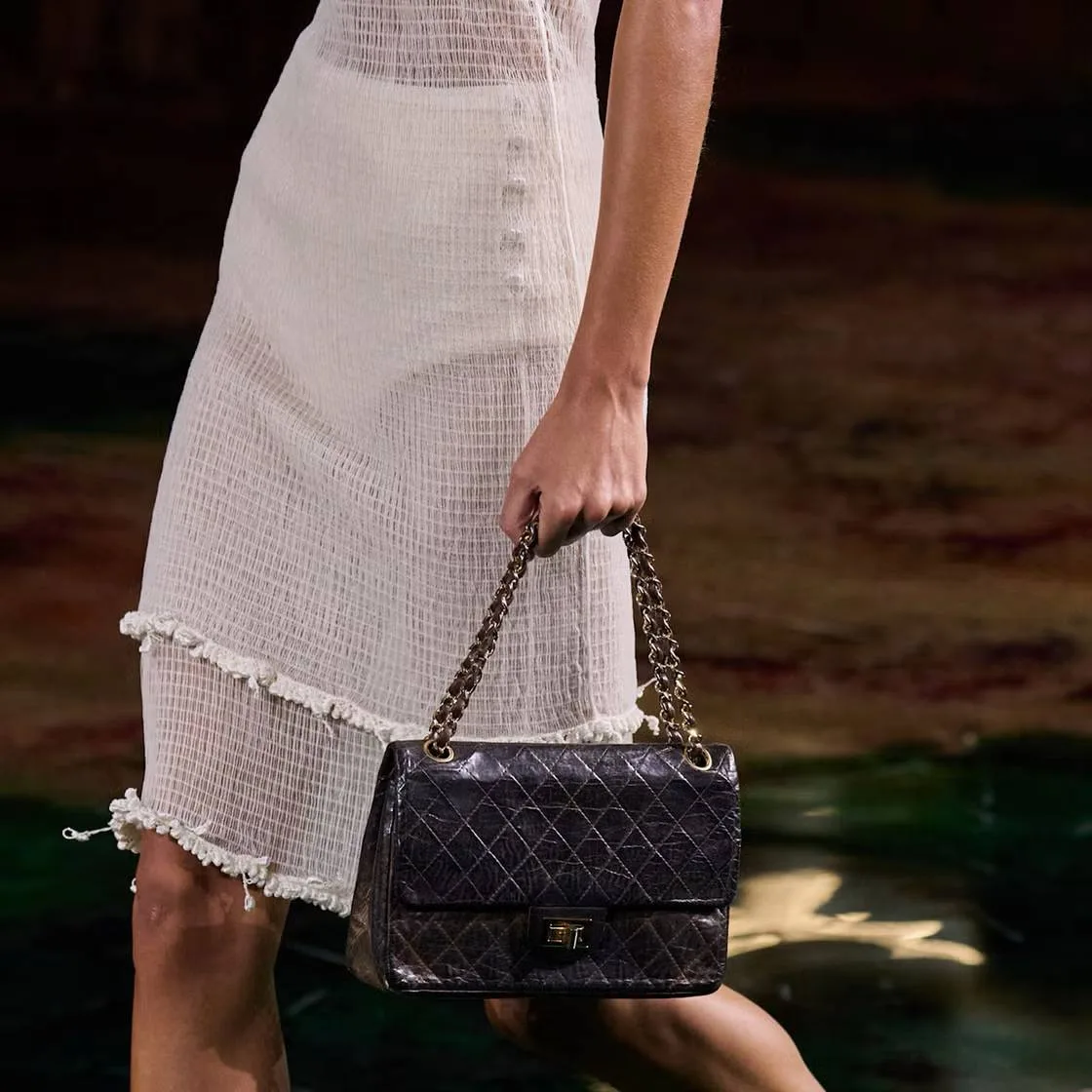 На показе весенней коллекции Chanel 2027 Маттье Блази дважды вывел на подиум личную сте...