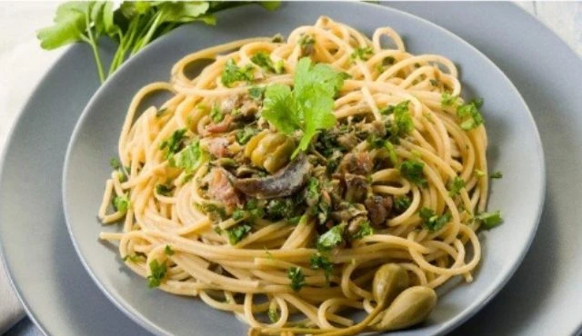 Спагетти с анчоусами, чесноком и чили