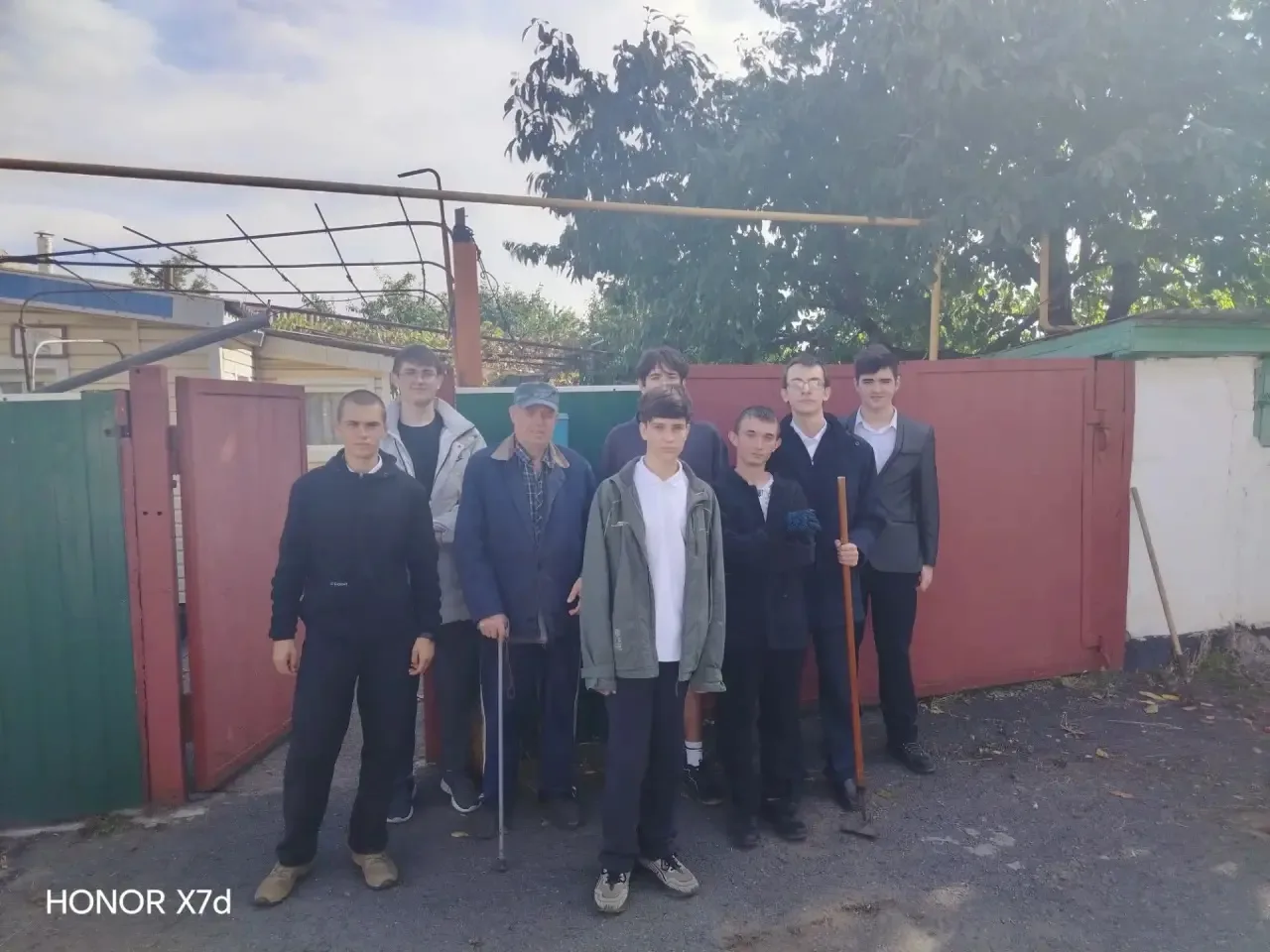 Волонтеры Победы МБОУ СШ №15 навестили ветерана труда и Великой Отечественной войны Гон...