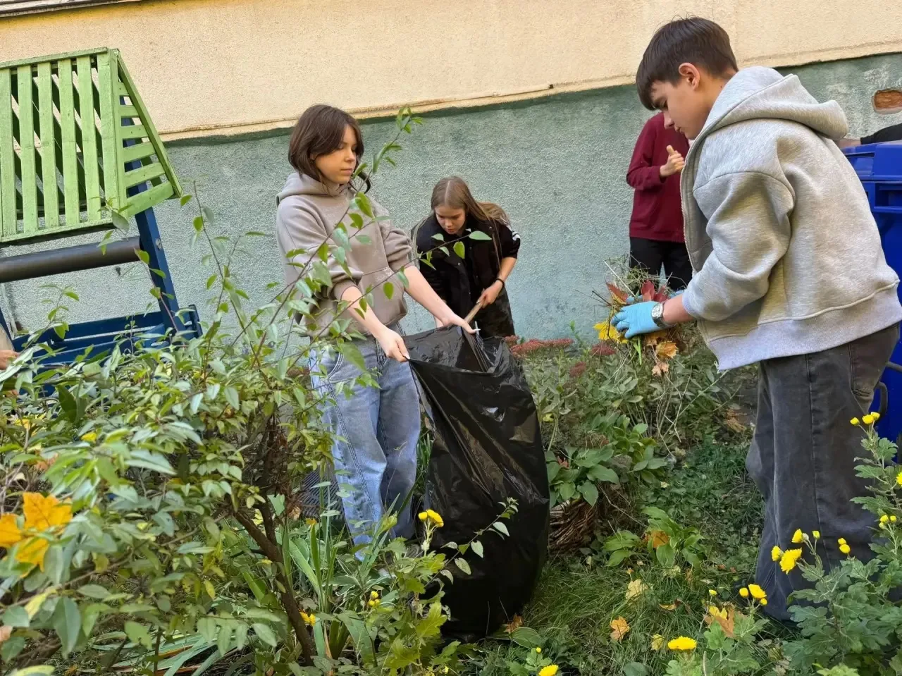 🌿 Трудовой десант 10 «А» в деле! 💪