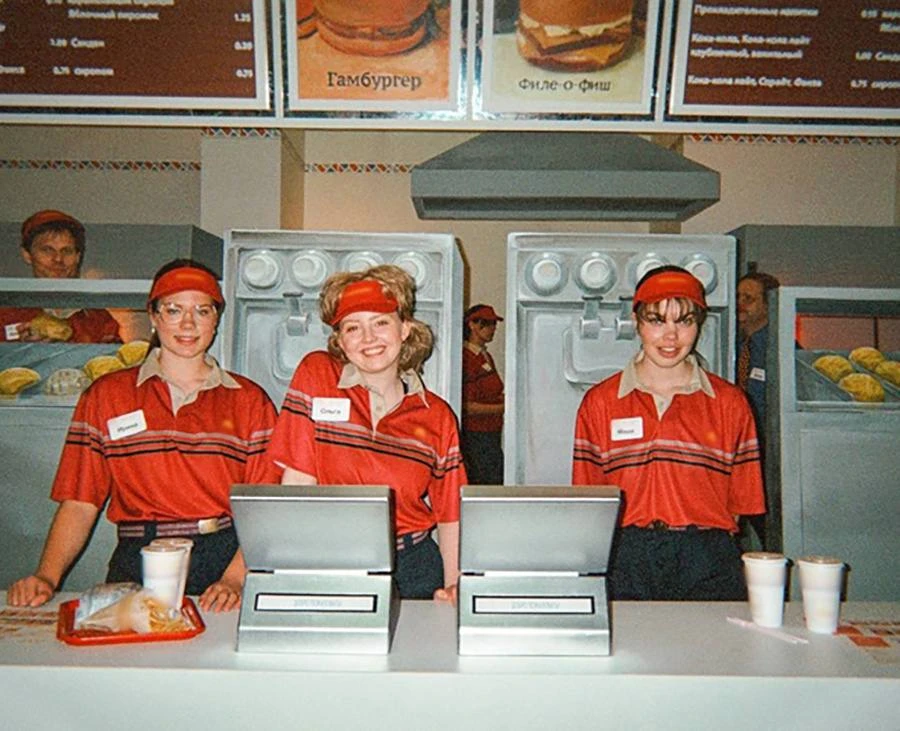 Счастливые сотрудницы в кафе McDonald's. Тогда было огромной радостью устроиться в эту ...
