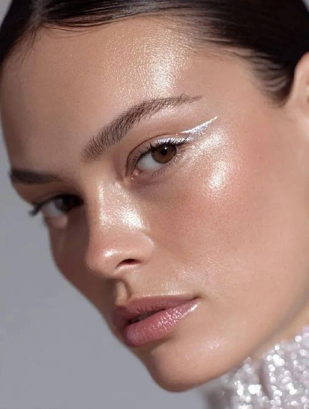 ☺Тонкая серебристая линия вдоль века - главный бьюти-акцент от Dior.