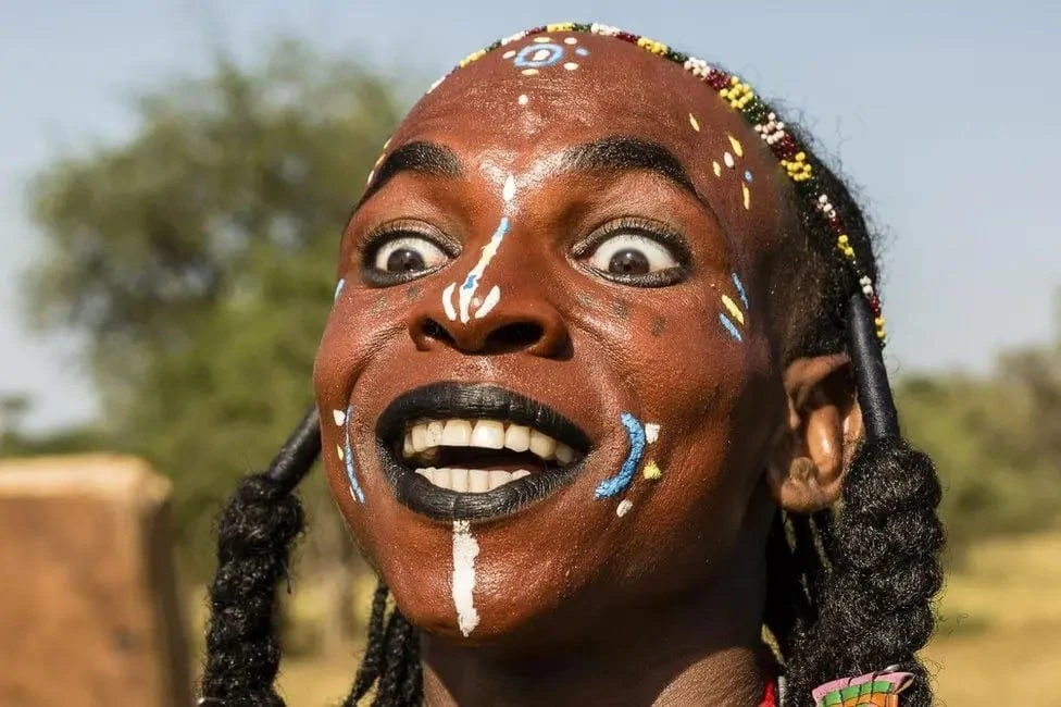 В кочевом африканском племени водабе (wodaabe) раз в год устраивается семидневный фести...