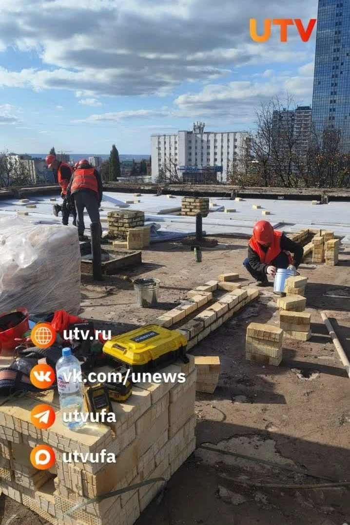 Сгоревшую крышу дома на Зорге в Уфе уже начали восстанавливать