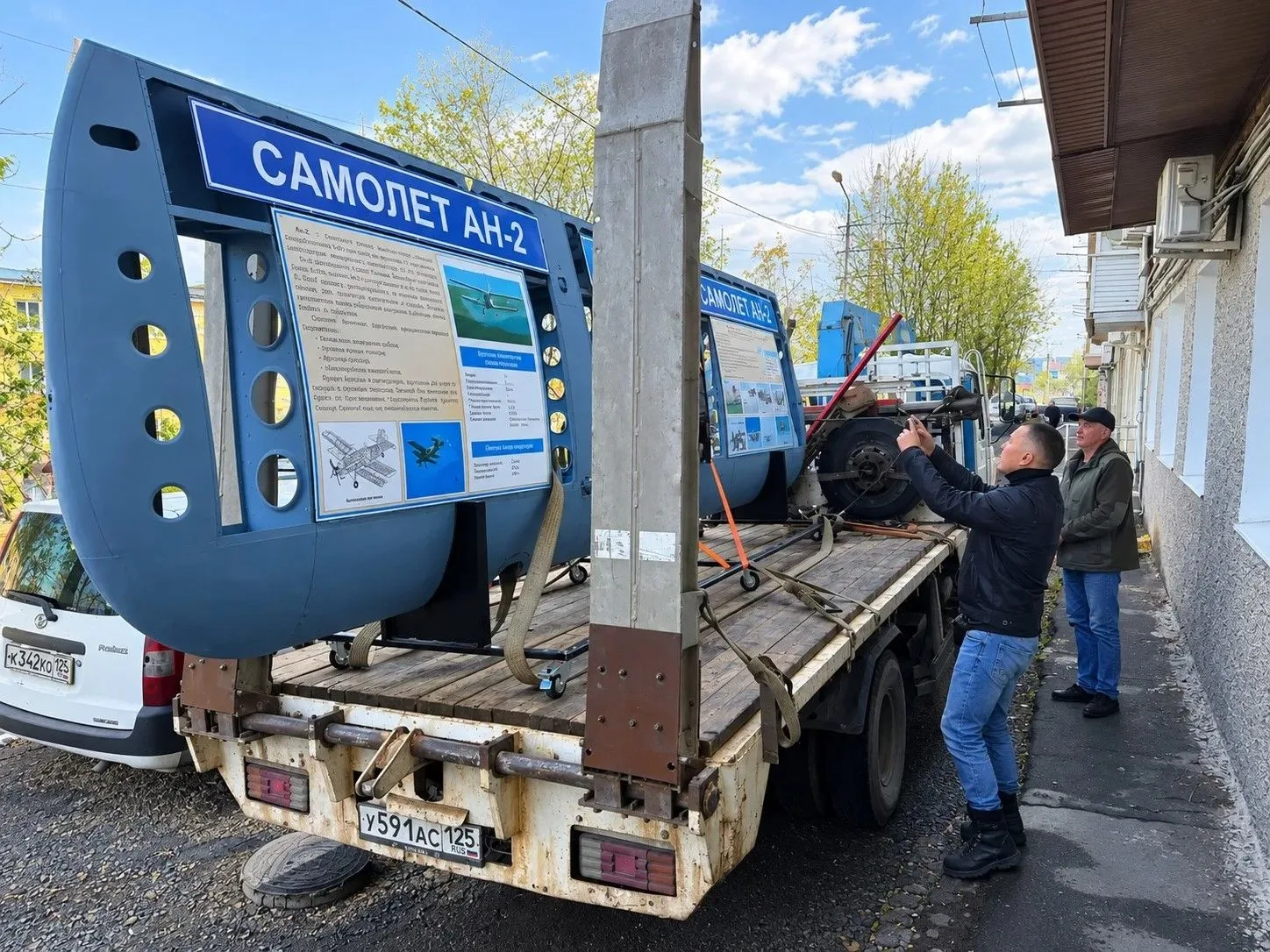 ✅В библиотеку на Полярной во Владивостоке устанавливают крыло настоящего Ан-2.