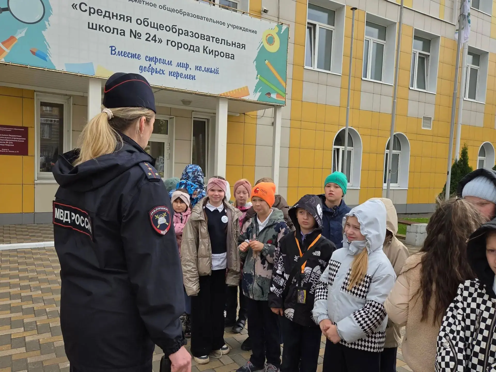 🚔Сотрудники Госавтоинспекции провели для учащихся школы № 24 города Кирова практически...