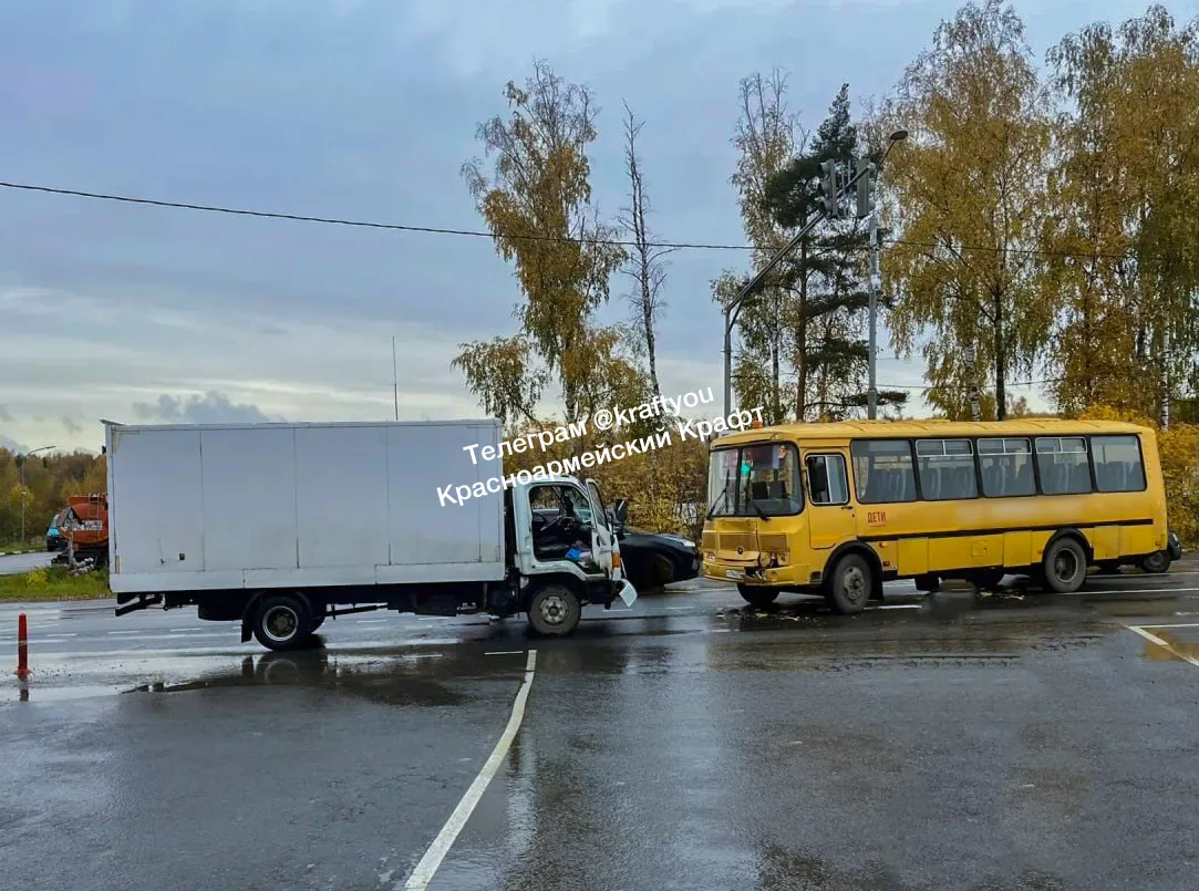 🚨 На Красноармейском шоссе школьный автобус столкнулся с грузовиком