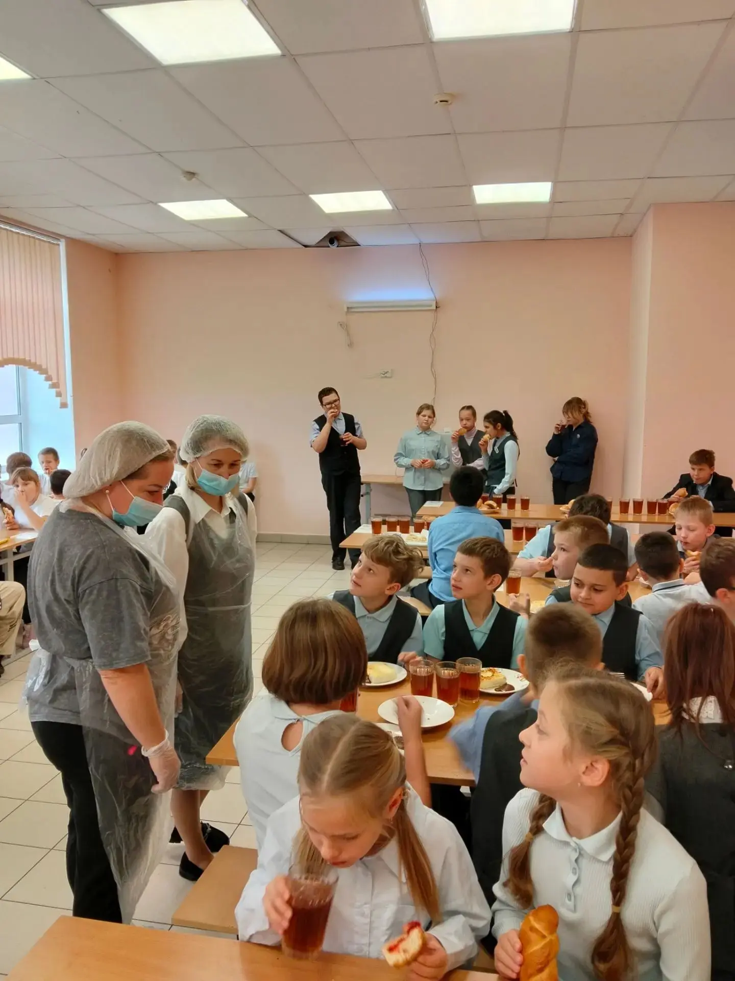 Сегодня в школе прошел родительский контроль  блюд и напитков школьной столовой.