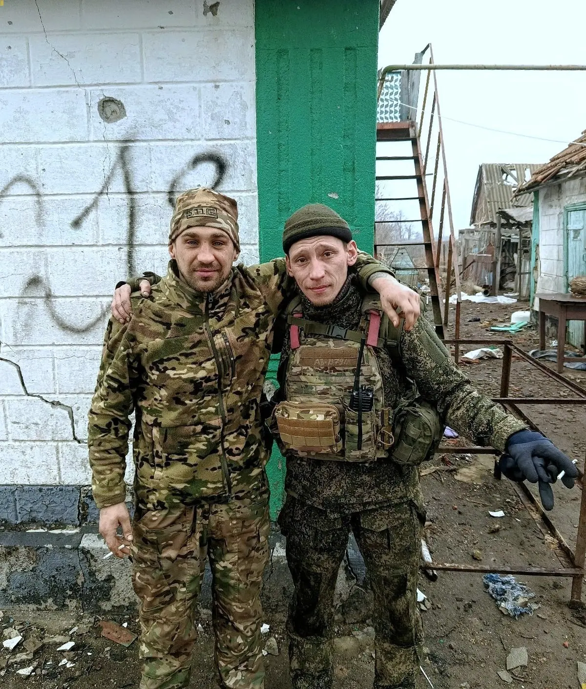 Двое наших, где-то на передовой. Таких фото тысячи, но каждое — чья-то история 🇷🇺