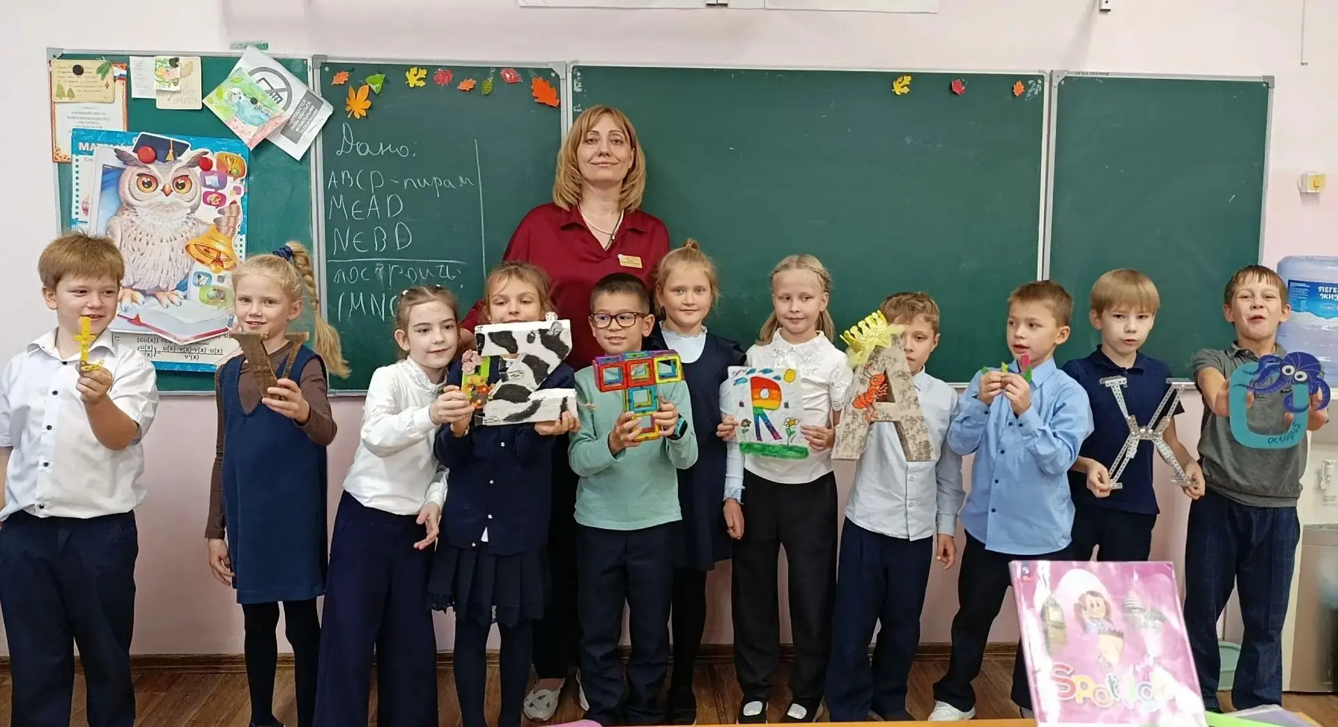Во 2 " Б" классе прошла творческая выставка "Моя любимая английская буква".