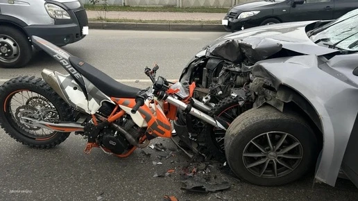 В Калуге на улице Телевизионной в ДТП пострадали мотоциклист и его пассажир