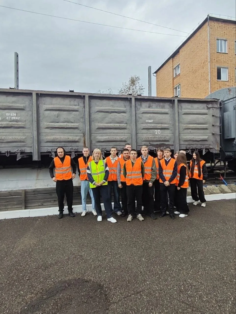 🎉 Практика в деле: студенты КрИЖТ осваивают тонкости железнодорожного пути! 🎉