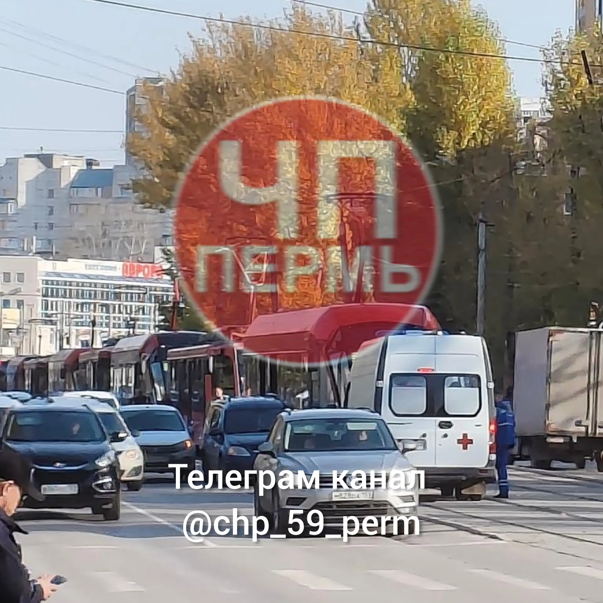 Трамваи встали из-за аварии с автомобилем. Подъехала скорая