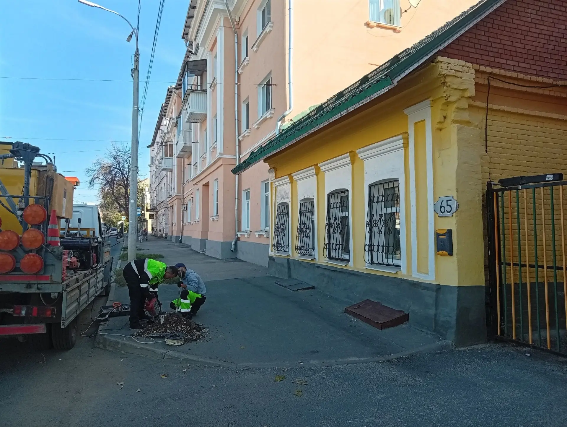 «Нам сейчас устанавливают у дома платную парковку. Мы согласия не давали! И там вчера б...