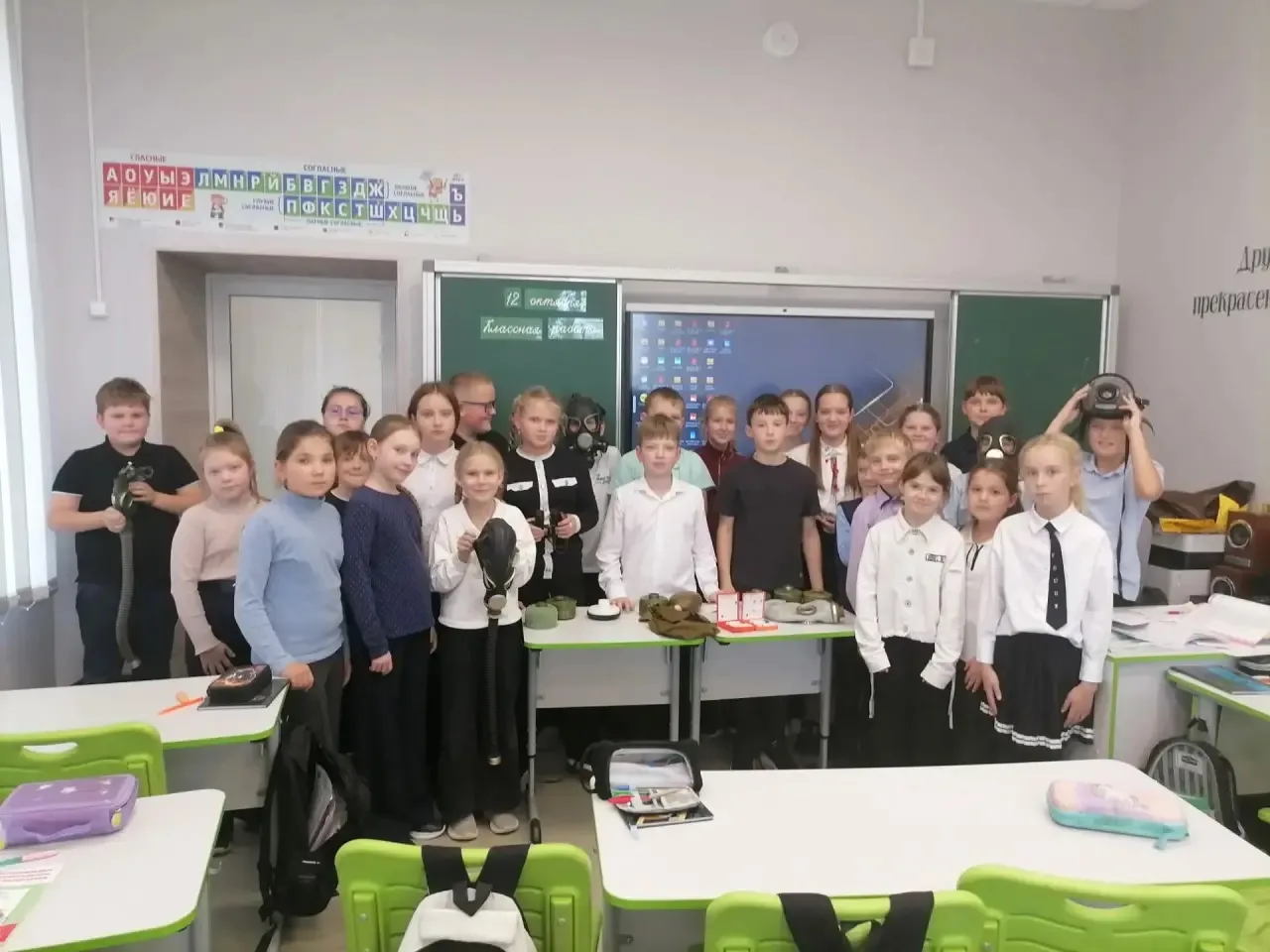 А вот и урок в 4В классе по гражданской обороне — который провели ребята из 4А! 🚨📚
