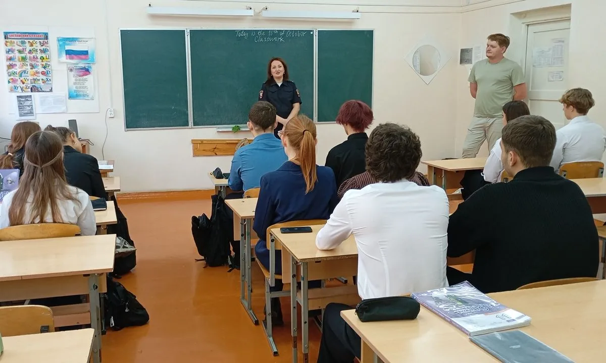 В Ульяновске сотрудник транспортной полиции и общественник провели урок профориентации