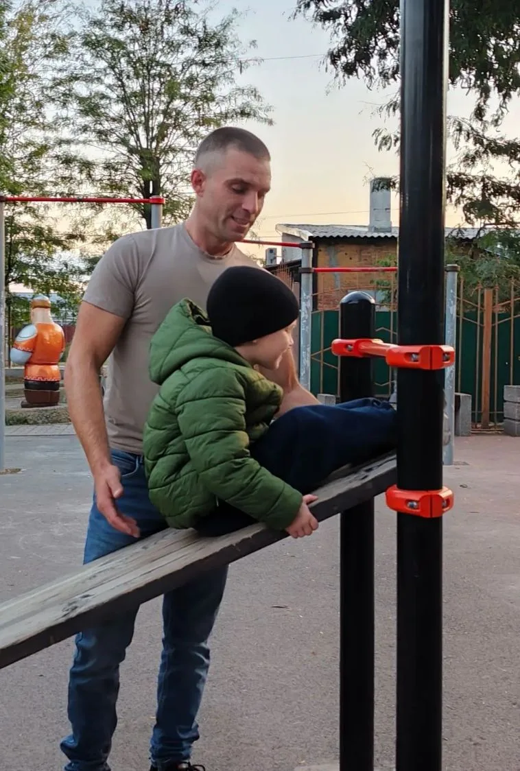 Папины руки — самая надежная опора! 💪
