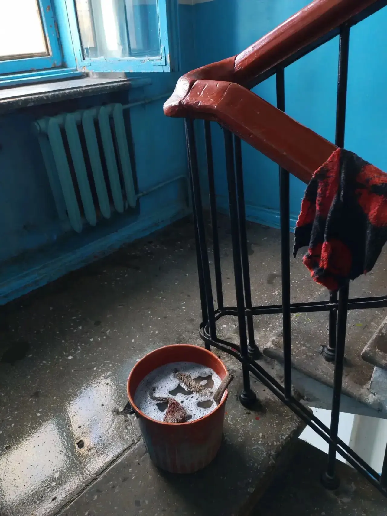 🧽 Сегодня проводится влажная уборка подъездов по адресам: