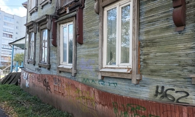 Аварийный дом в Архангельске продолжает деформироваться