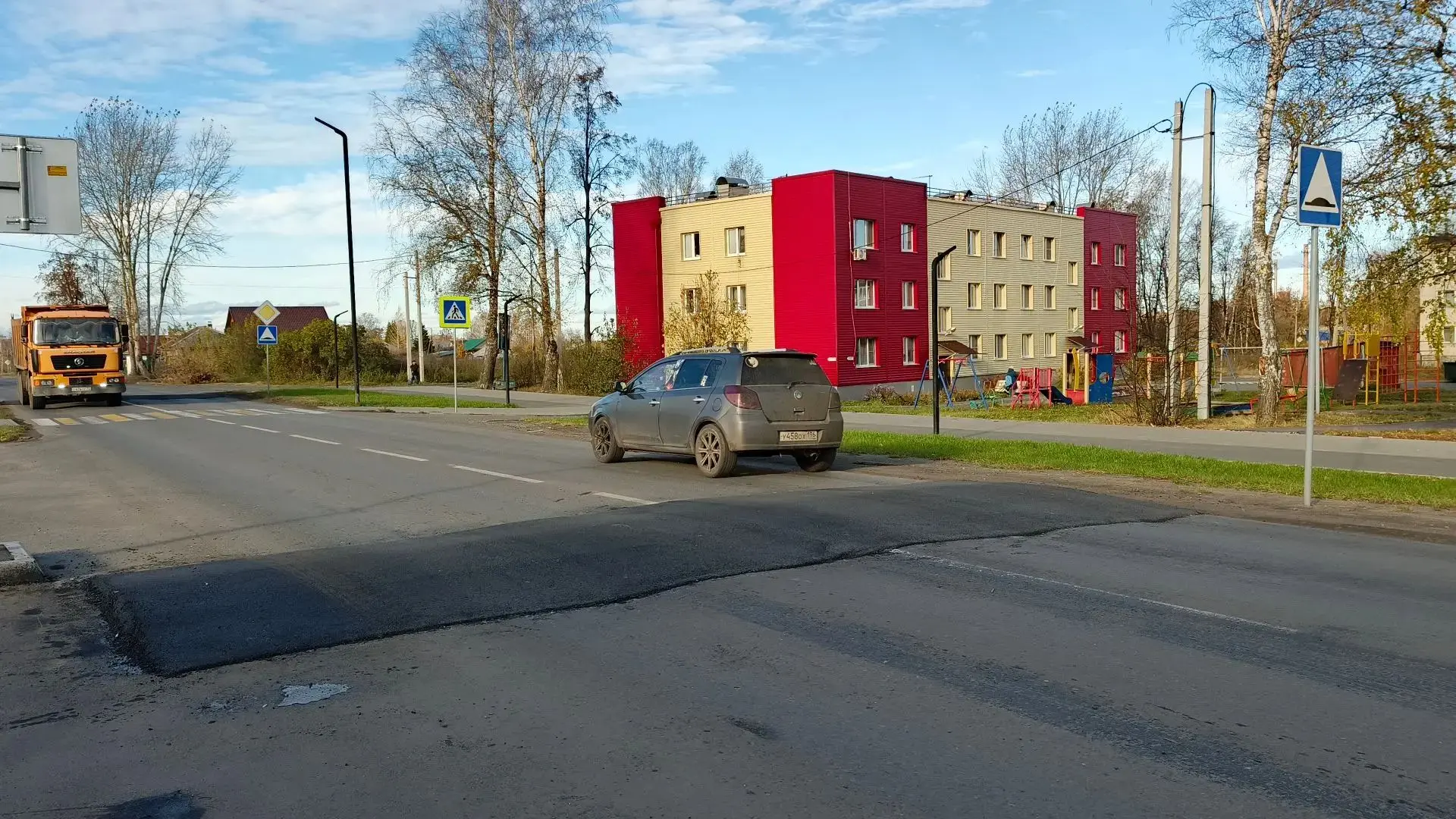 По Горького у нового пешеходного перехода возле "Монетки" уложили искусственные неровно...