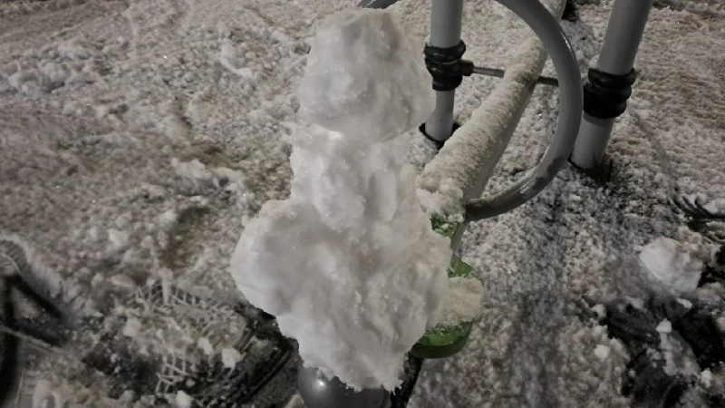 В Мурманске выпал первый снег — и сразу пошли снеговики ❄️