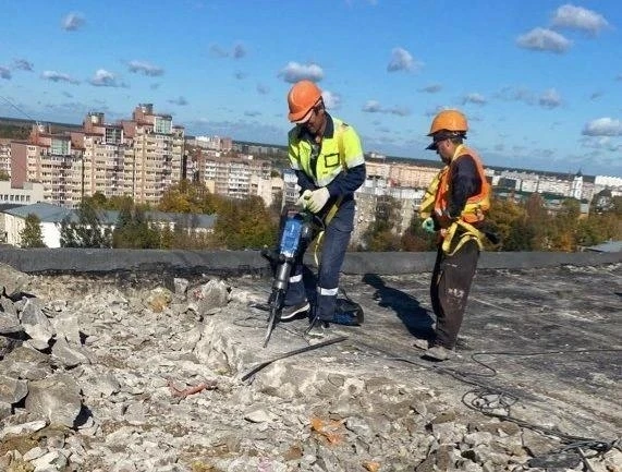 🏗 В Ногинске ремонтируют кровлю дома №84 на Комсомольской