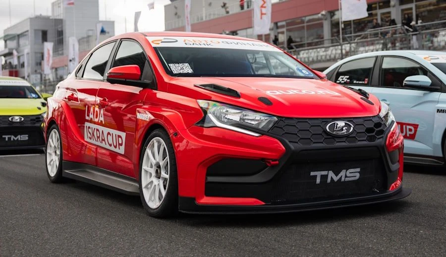 На подмосковной трассе прошла презентация новой гоночной серии Lada Iskra Cup. Одноврем...