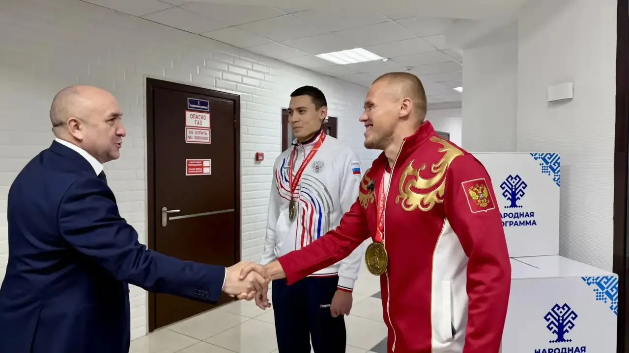 Сергей Артамонов встретился с чемпионами мира по гиревому спорту