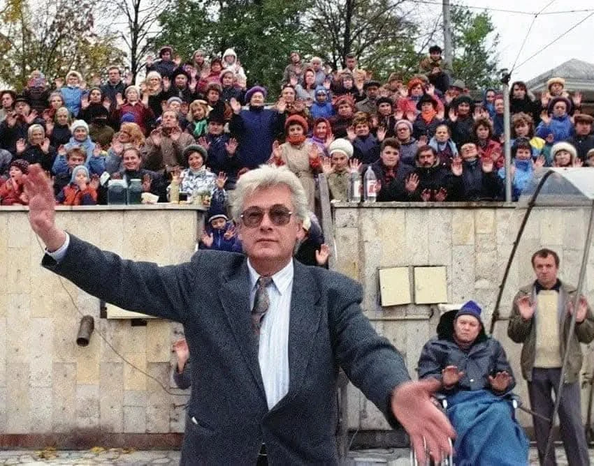 1992 год. Аллан Чумак заряжает воду в бассейне "Чайка". Он показал негодяям, что так с ...