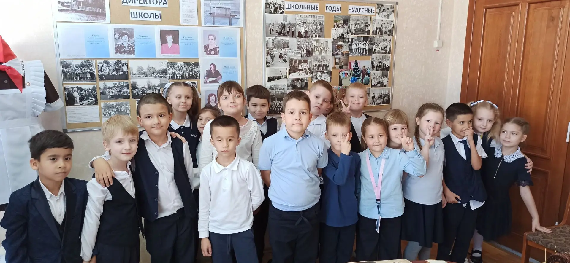 Первый раз в школьный музей: первоклассники 1«Б» прикоснулись к истории родной школы!