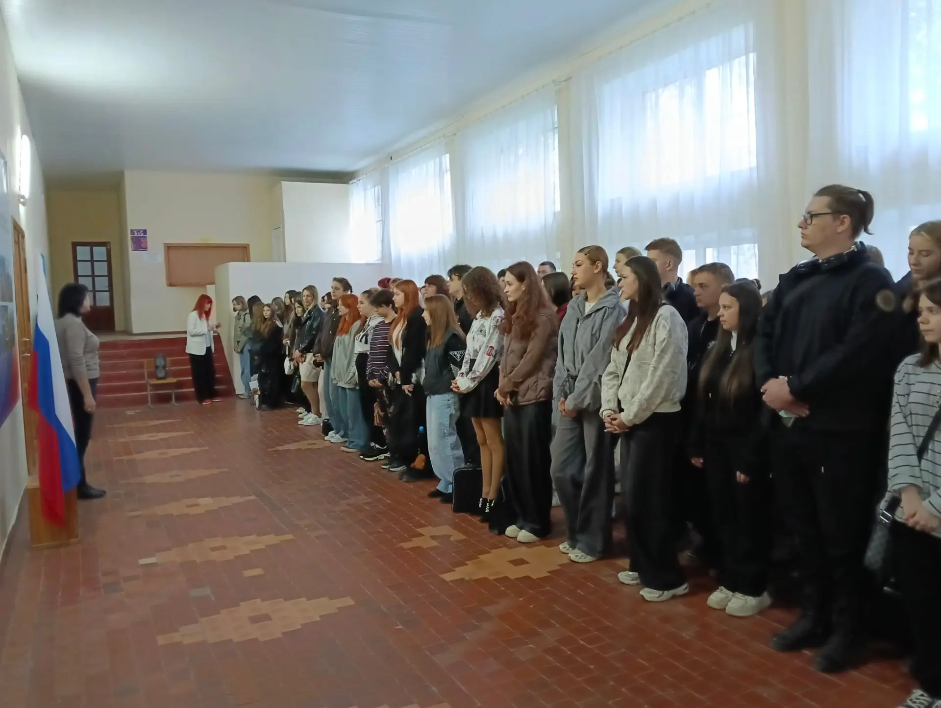 Традиционно неделя в Луганском колледже моды началась с общеколледжной линейки, исполне...