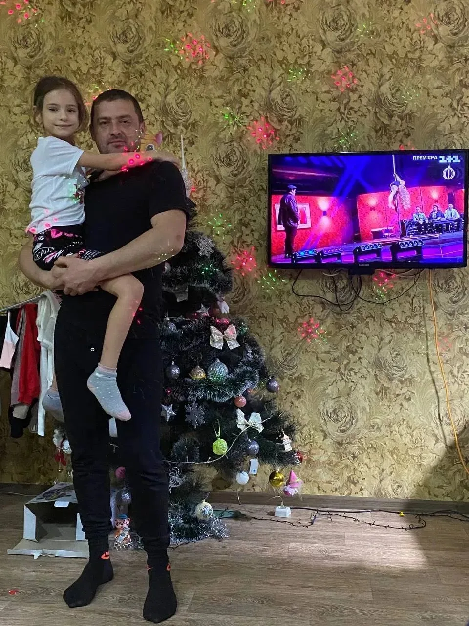 Моего папу зовут Юрий . Мы любим летом ездить на рыбалку . Он добрый, и любит пошутить....