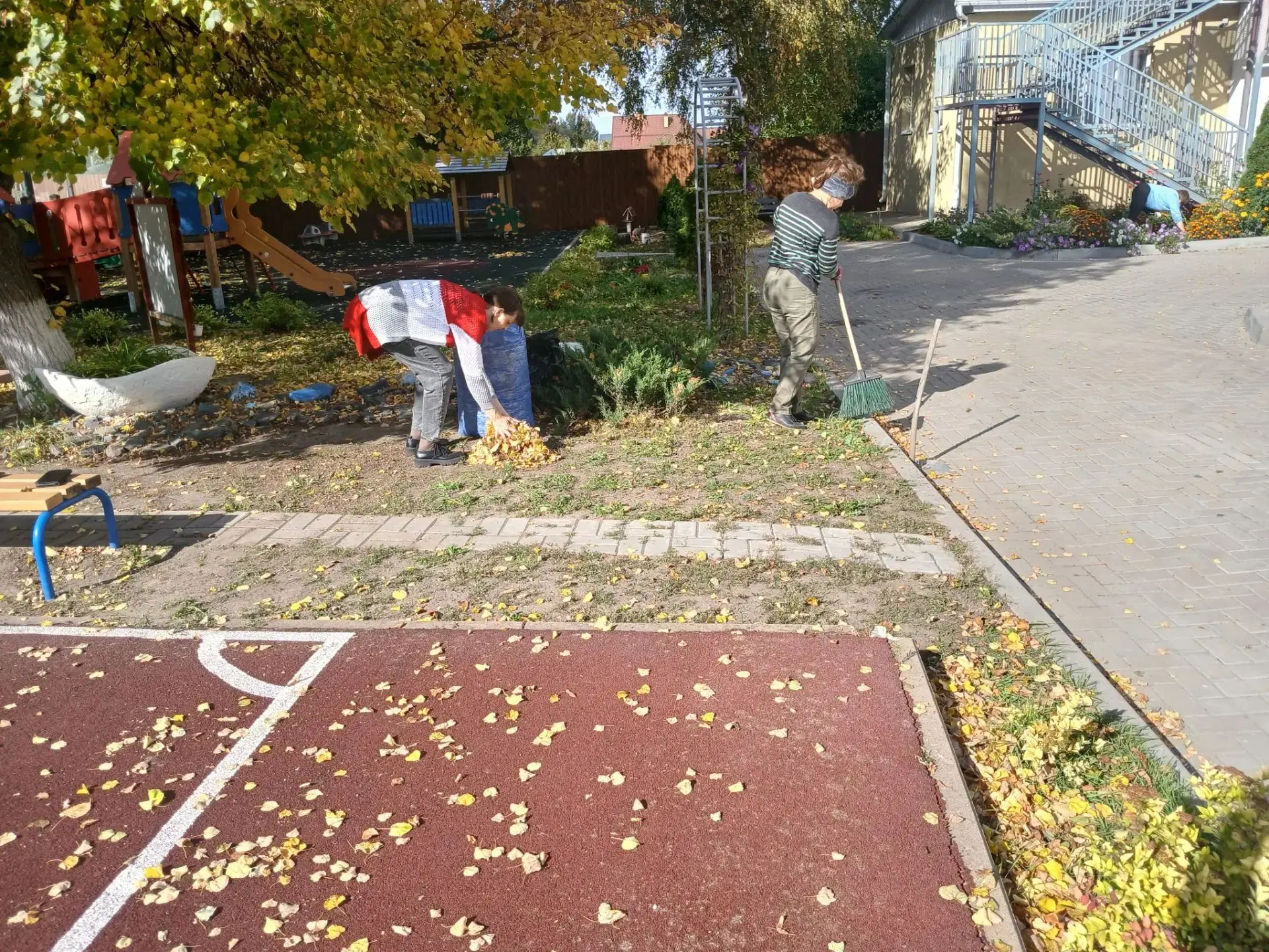 В детском саду состоялся традиционный осенний субботник, который объединил весь коллект...