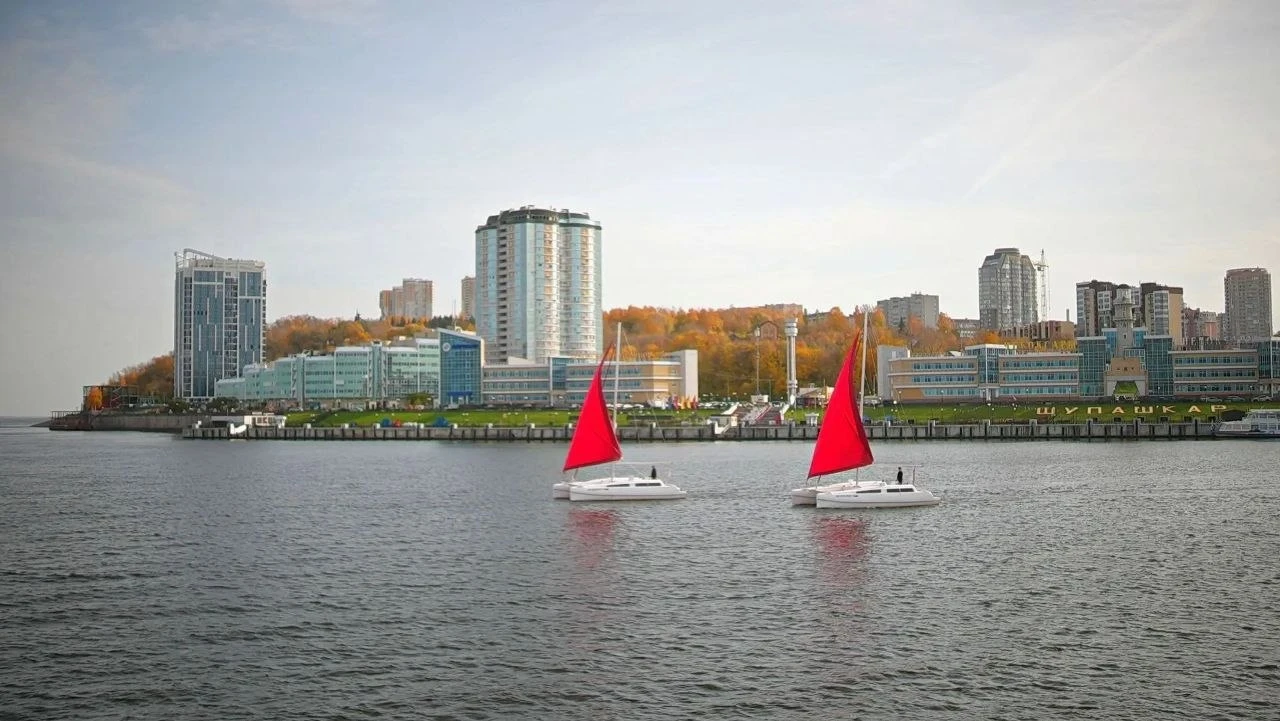 ⛵️ Алые паруса посреди пустеющей Волги выглядят как красивое прощание и обещание: осень...