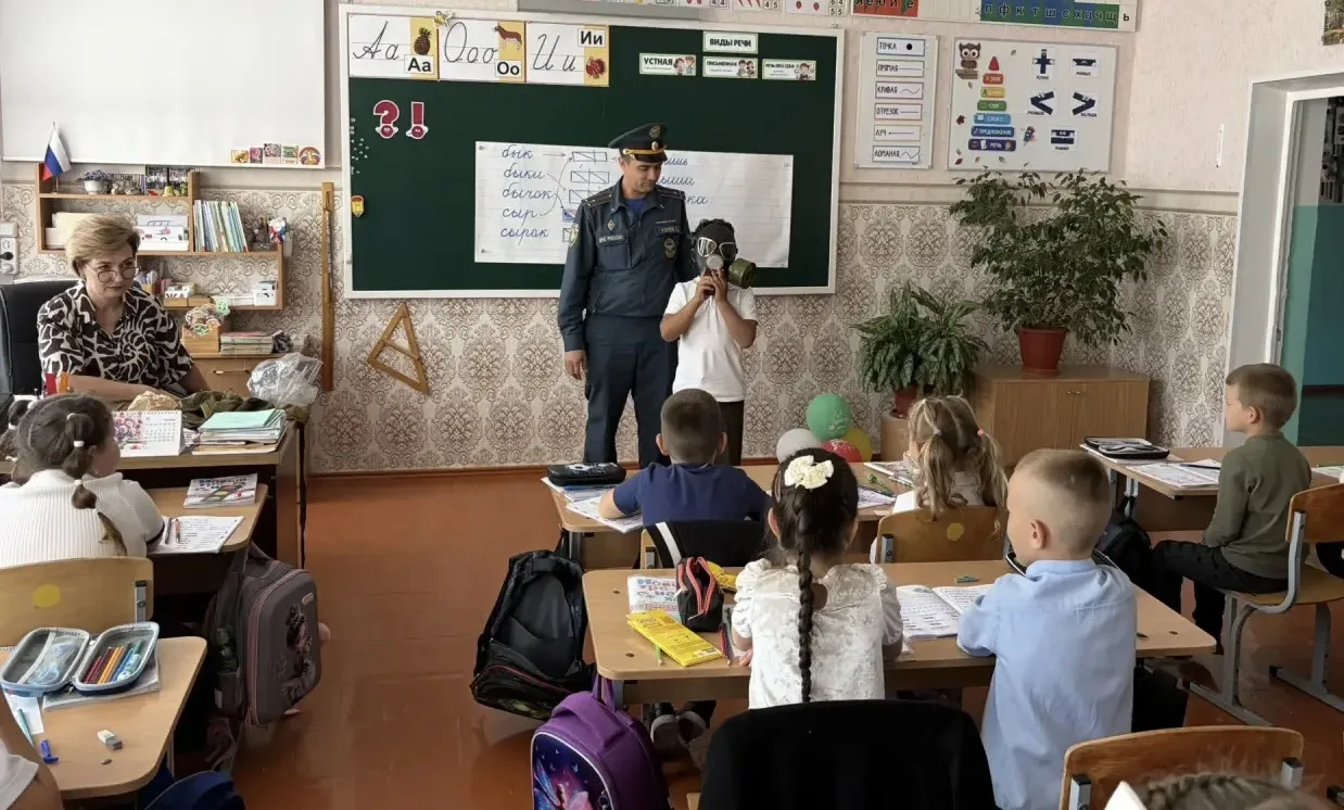 В образовательных учреждениях района сотрудники МЧС провели тематические мероприятия, п...