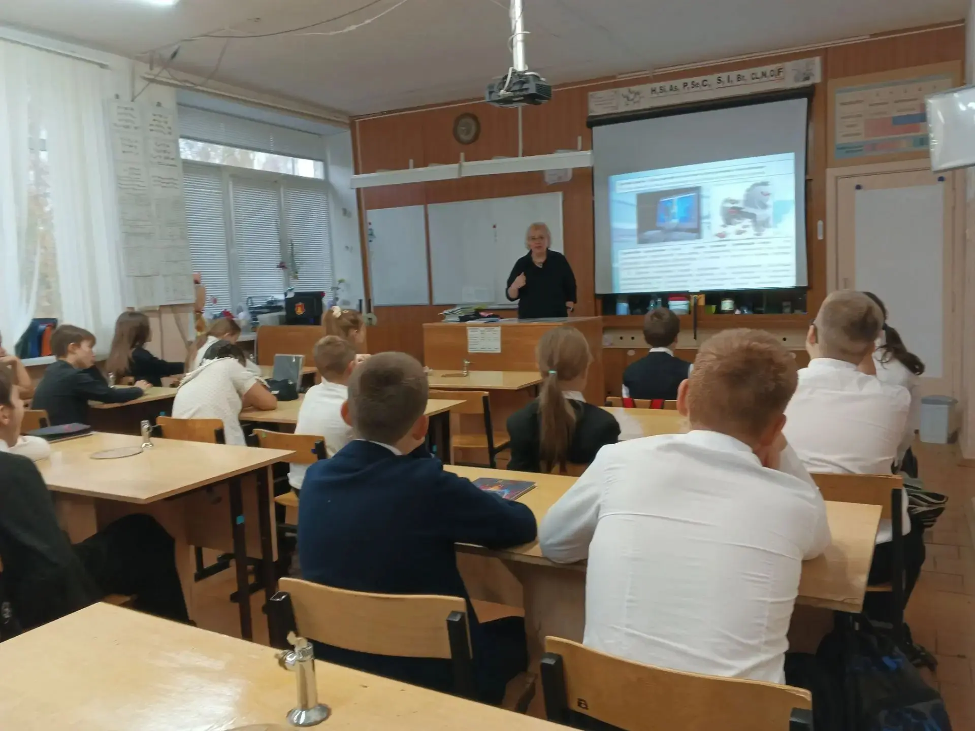 Традиционное начало недели в нашей школе!
