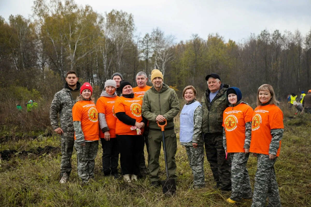 В БУГУЛЬМИНСКОМ РАЙОНЕ В РАМКАХ ВСЕРОССИЙСКОЙ ЭКОЛОГИЧЕСКОЙ АКЦИИ «СОХРАНИМ ЛЕС» ВЫСАДИ...