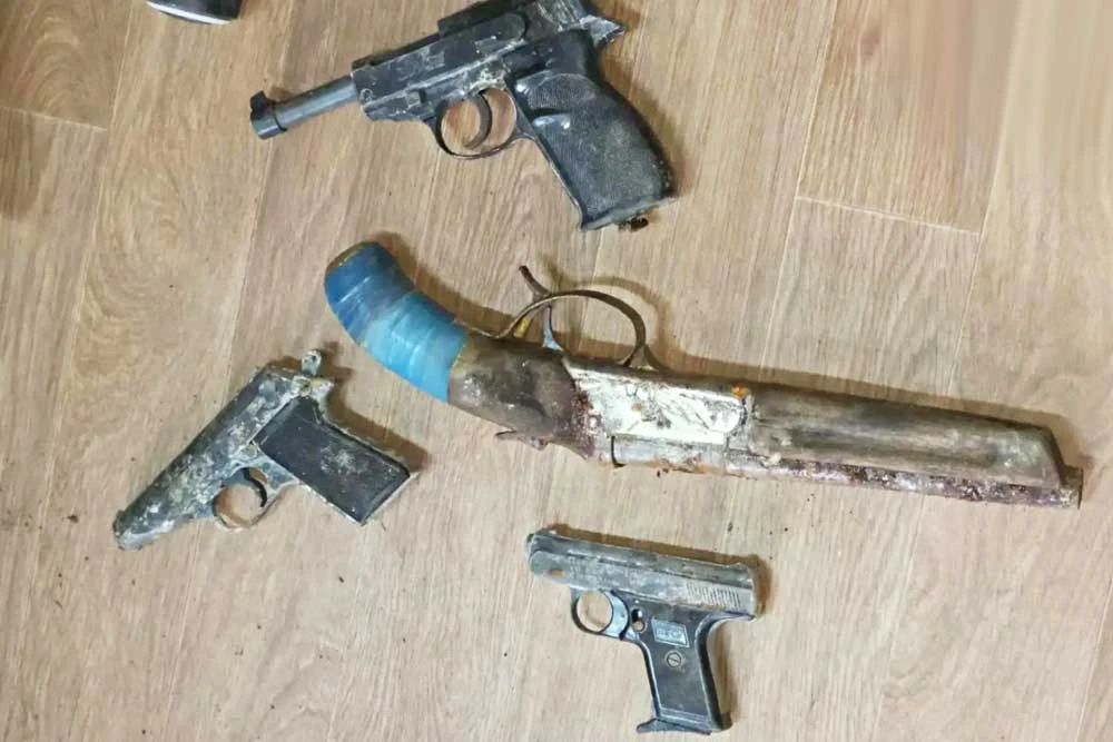 🛡 Тайник с гранатами и пистолетами нашли в гараже в Братске.